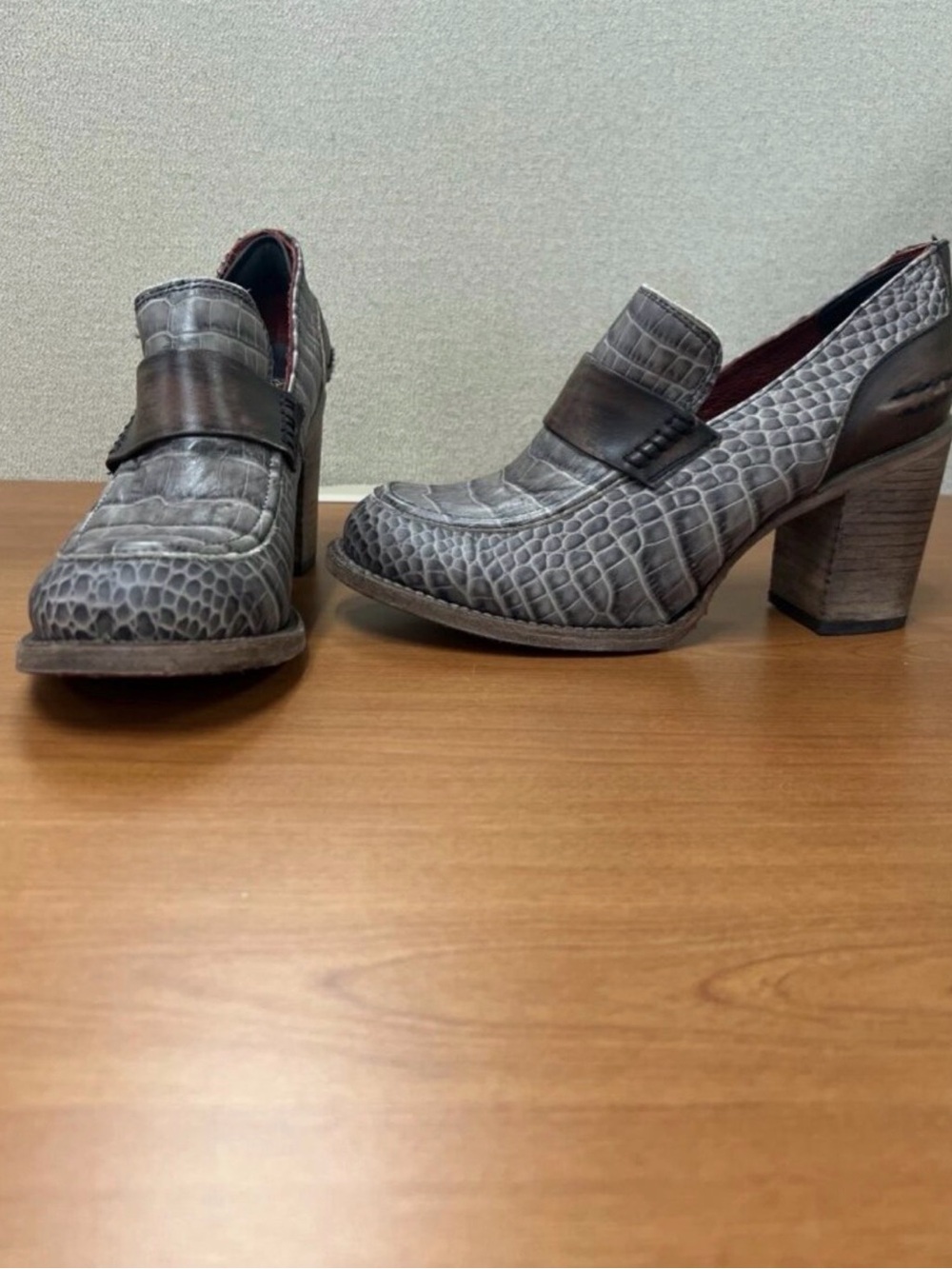 Freeman Bellevue Leather Croc Loafers Women’s 10